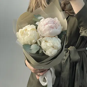 Букет из 3 белых пионов и эвкалипта