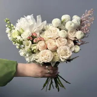 Нежный персиковый свадебный букет невесты