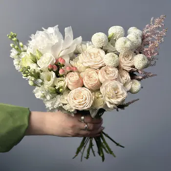 Нежный персиковый свадебный букет невесты