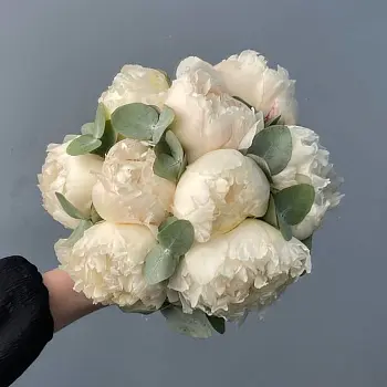 Свадебный букет невесты с белыми пионами