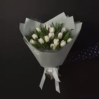 Букет из 15 белых тюльпанов и лаванды