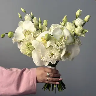 Нежный свадебный букет невесты с орхидеей