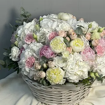 Садовая корзина с пионами