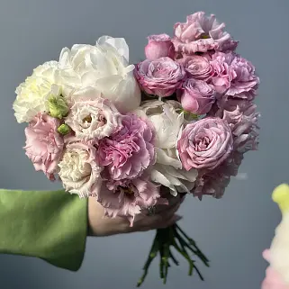 Бело-розовый раскидистый свадебный букет невесты