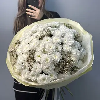 Букет из 15 хризантем Baltica и ваксфлауэра