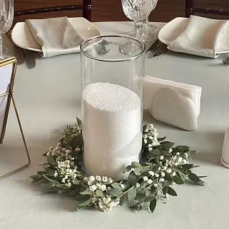 Венок из гипсофилы и эвкалипта на стол гостей