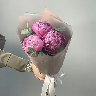 Букет из 3 ярко-розовых пионов и эвкалипта