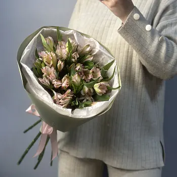 Букет из 7 розовых альстромерий