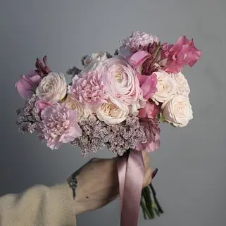Розовый раскидистый свадебный букет невесты