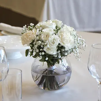 Букет на стол гостей в светлых оттенках