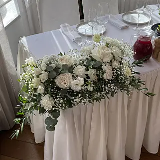 Композиция для президиума в белых оттенках