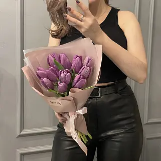 Букет из 11 фиолетовых тюльпанов