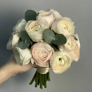 Свадебный букет невесты из 15 ранункулюсов