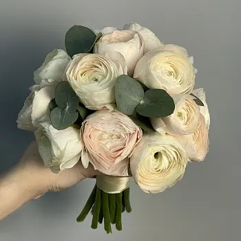 Свадебный букет невесты из 15 ранункулюсов