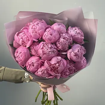 Букет из 15 ярко-розовых пионов
