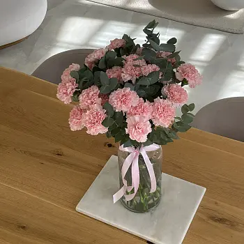 Интерьерный букет из 25 розовых гвоздик и эвкалипта