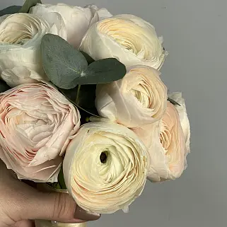 Свадебный букет невесты из 15 ранункулюсов