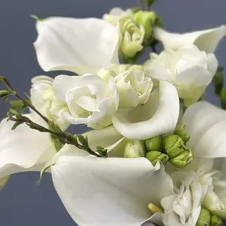 Букет невесты из калл, фрезий и прунуса