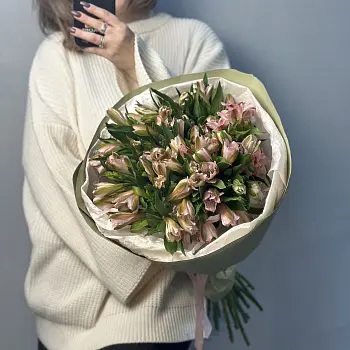 Букет из 15 розовых альстромерий