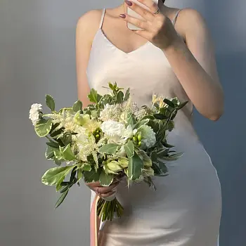 Раскидистый лесной свадебный букет невесты