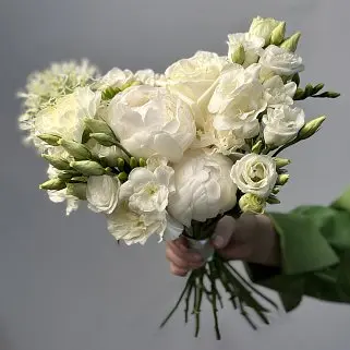 Свежий белый свадебный букет невесты