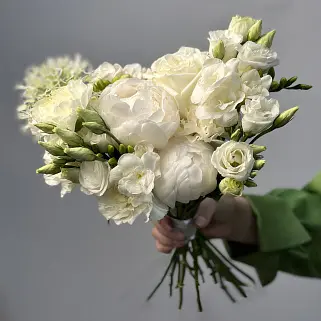 Свежий белый свадебный букет невесты
