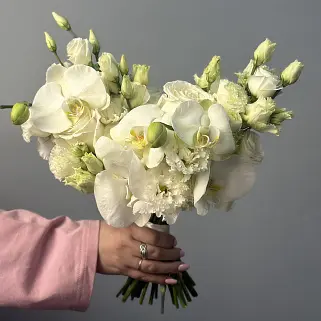 Нежный свадебный букет невесты с орхидеей