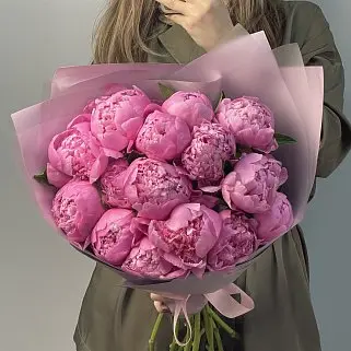 Букет из 15 ярко-розовых пионов