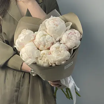 Букет из 7 белых пионов