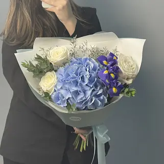 Сборный букет Голубой с гортензией