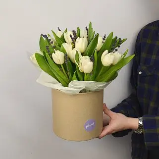 Букет в шляпной коробке из 15 белых тюльпанов с лавандой