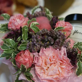 Цветочная композиция со свечой Пинк M