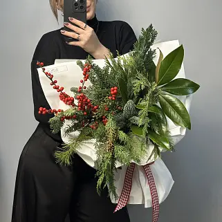 Зимний букет с хвоей и ягодками