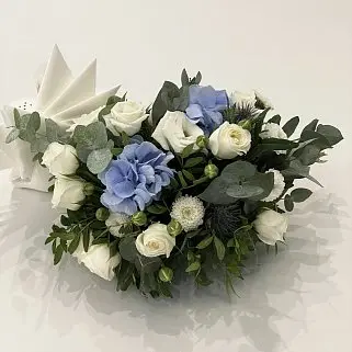 Голубая композиция на стол гостей на поддоне