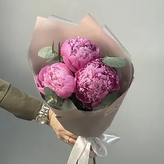 Букет из 3 ярко-розовых пионов и эвкалипта