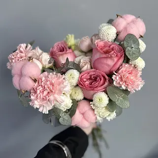 Нежно-розовый свадебный букет невесты