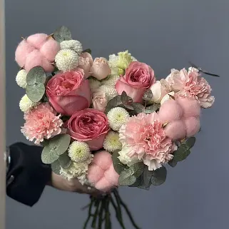 Нежно-розовый свадебный букет невесты