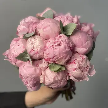 Свадебный букет невесты из 15 розовых пионов и эвкалипта