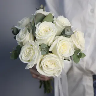 Свадебный букет невесты из 9 роз Playa Blanca и эвкалипта