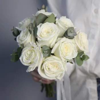 Свадебный букет невесты из 9 роз Playa Blanca и эвкалипта