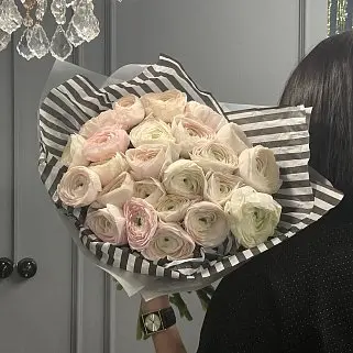 Букет из 25 ранункулюсов