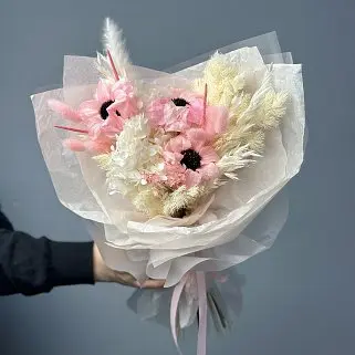 Светло-розовый букет сухоцветов