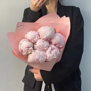 Букет из 7 розовых пионов