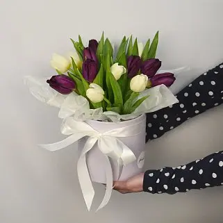 Букет из 15 тюльпанов (микс) в шляпной коробке