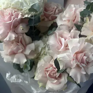 Дуо-букет французских роз Mondial и гортензий L