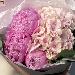 Букет гортензии и пионов Pinky
