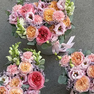 Букет в шляпной коробке Розовое кружево М