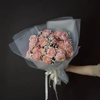Букет пионовидных роз Juliet и гипсофилы