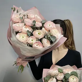 Букет из 15 ранункулюсов и лимониума