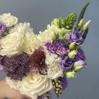 Свадебный букет невесты с лиловыми акцентами
